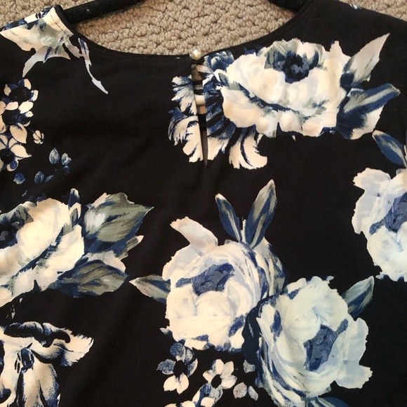 EUC Karl Lagerfeld 3/4 length sleeve top size small - Picture 8 of 9